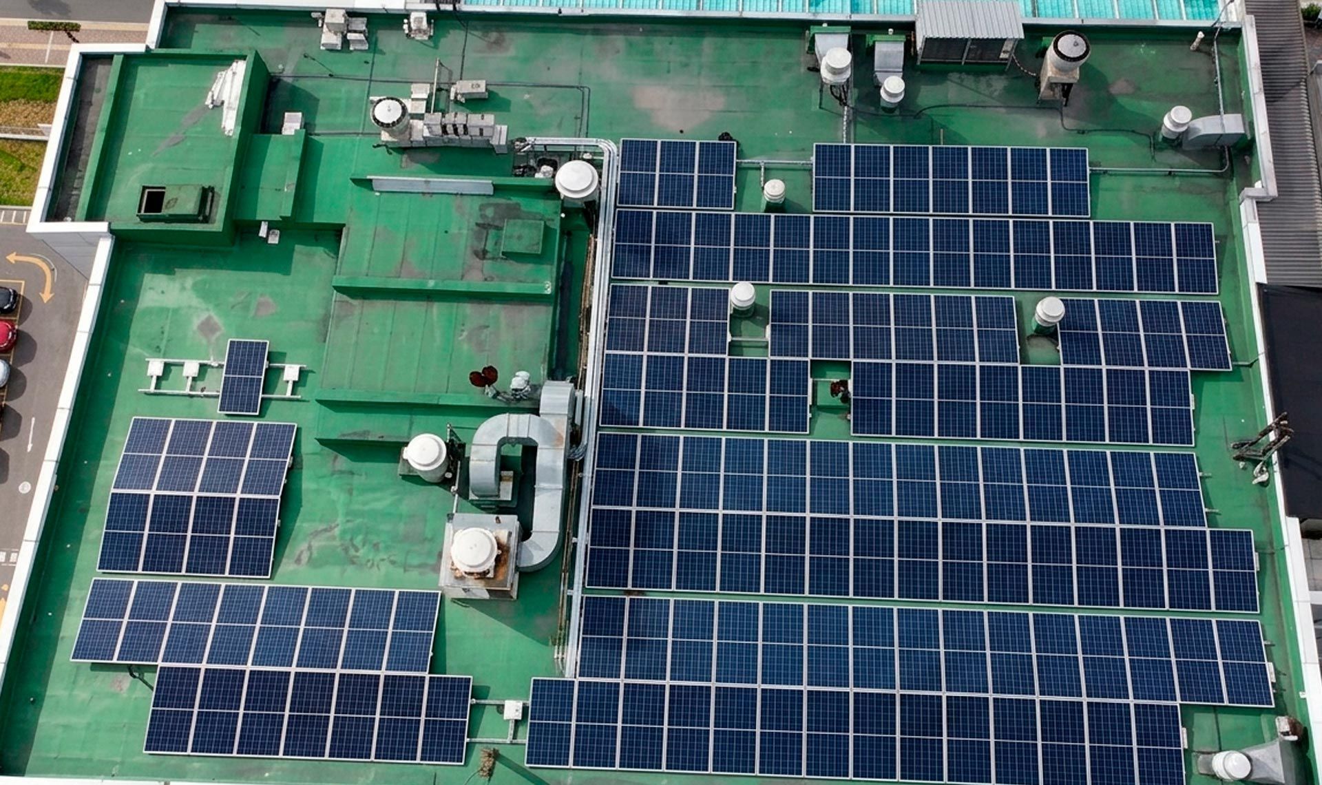 Una vista aérea de un edificio con paneles solares en el techo.