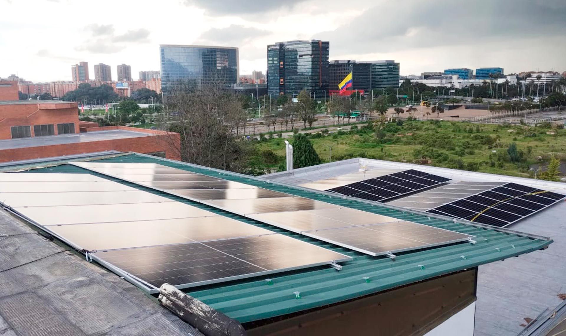Paneles solares en edificio