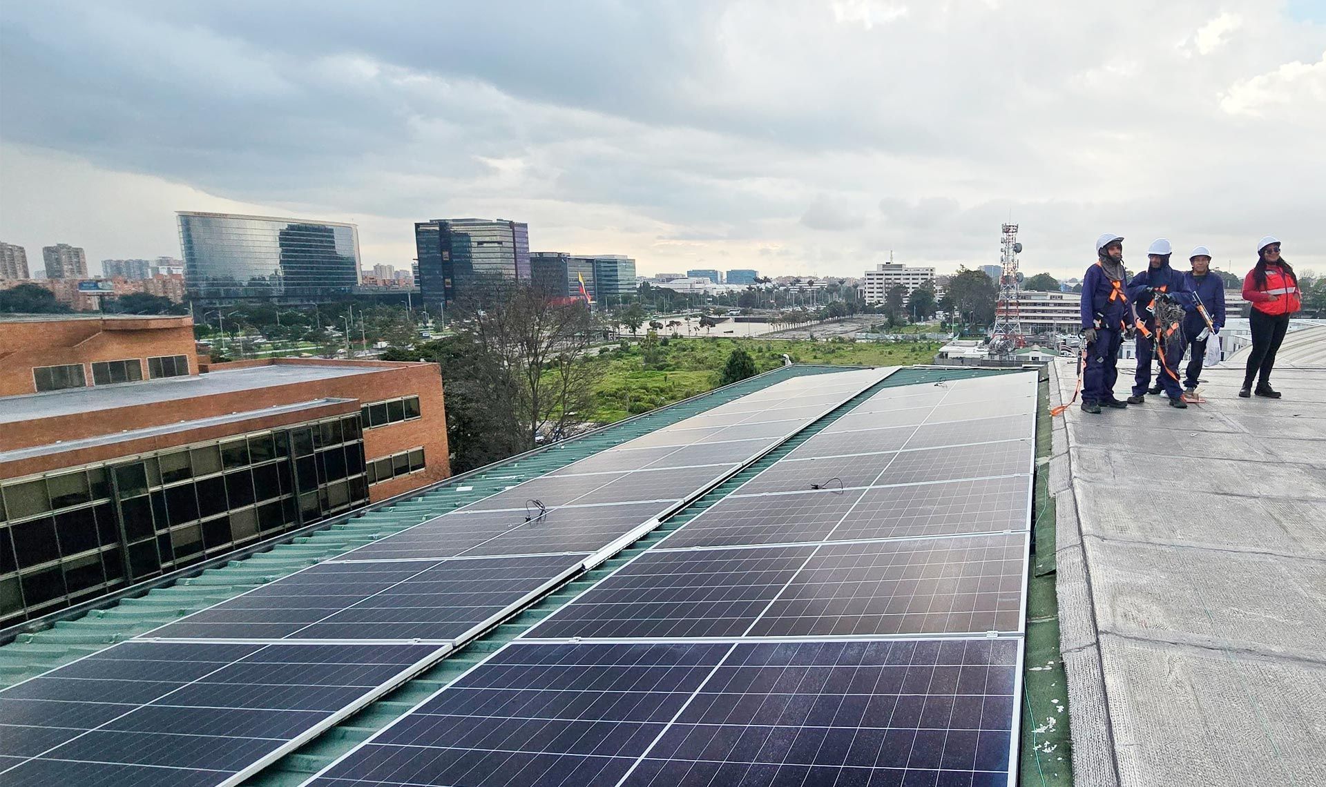 Paneles solares en edificio