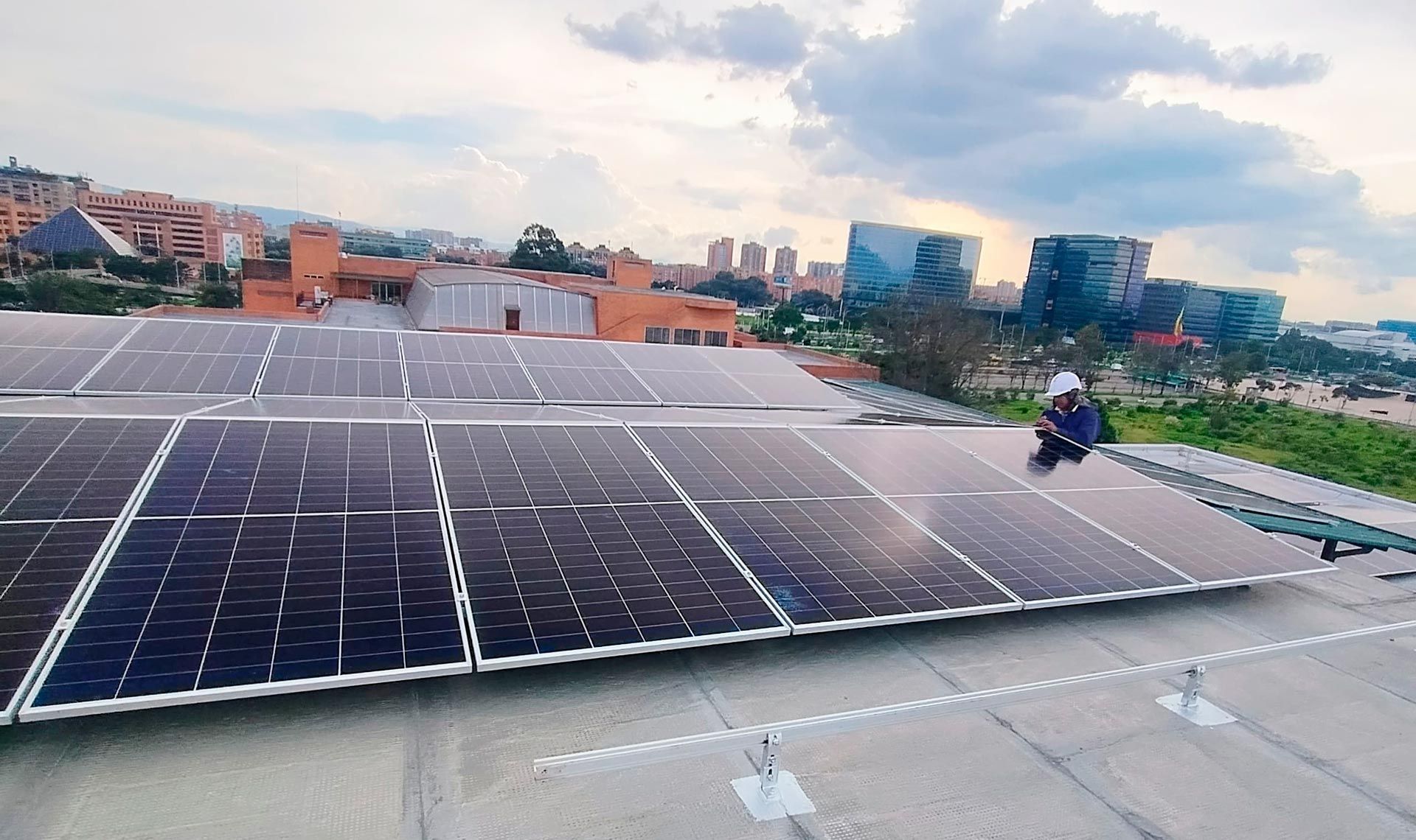 hombre instalando Paneles solares en edificio