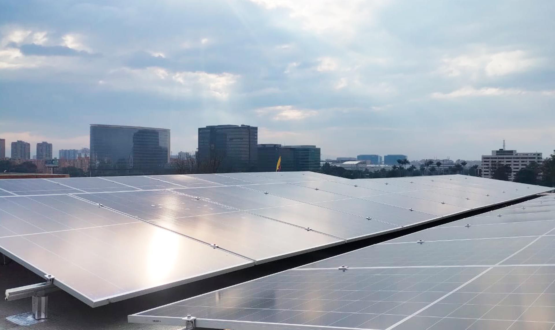 Paneles solares en edificio