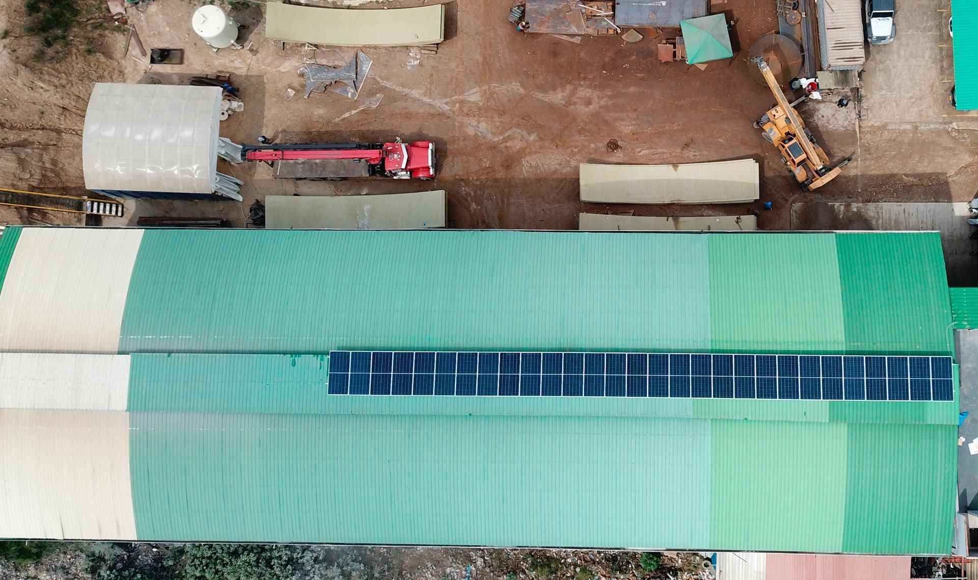 Una vista aérea de un edificio con paneles solares en el techo.