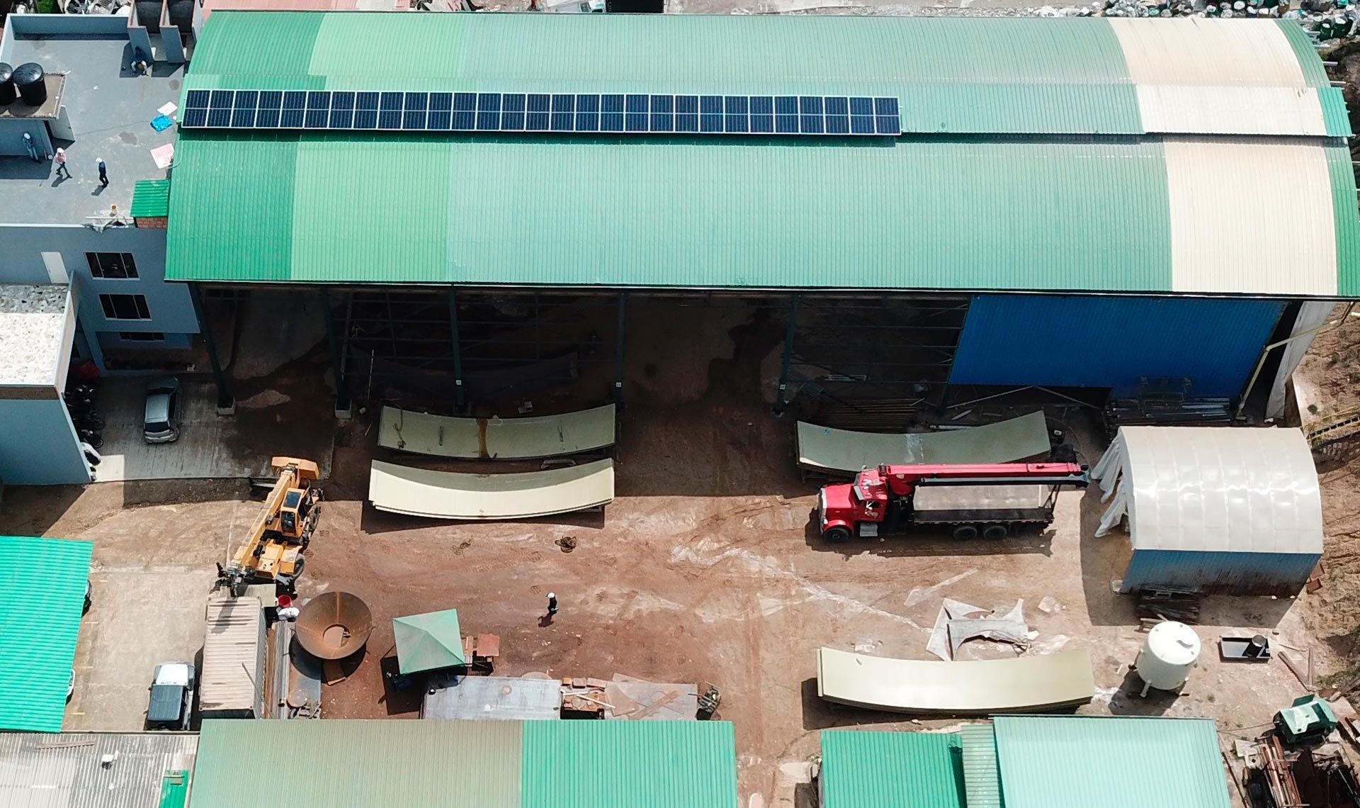 Una vista aérea de un edificio con paneles solares en el techo.