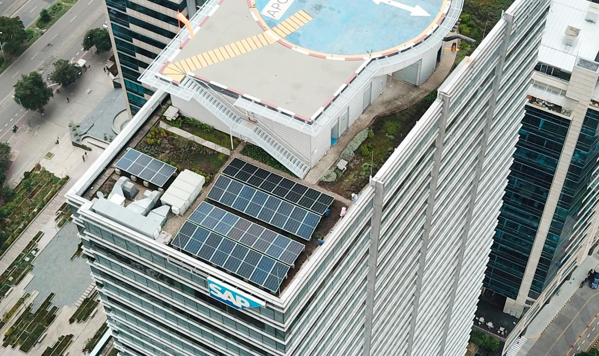 gran Edificio en la ciudad con paneles solares en el techo