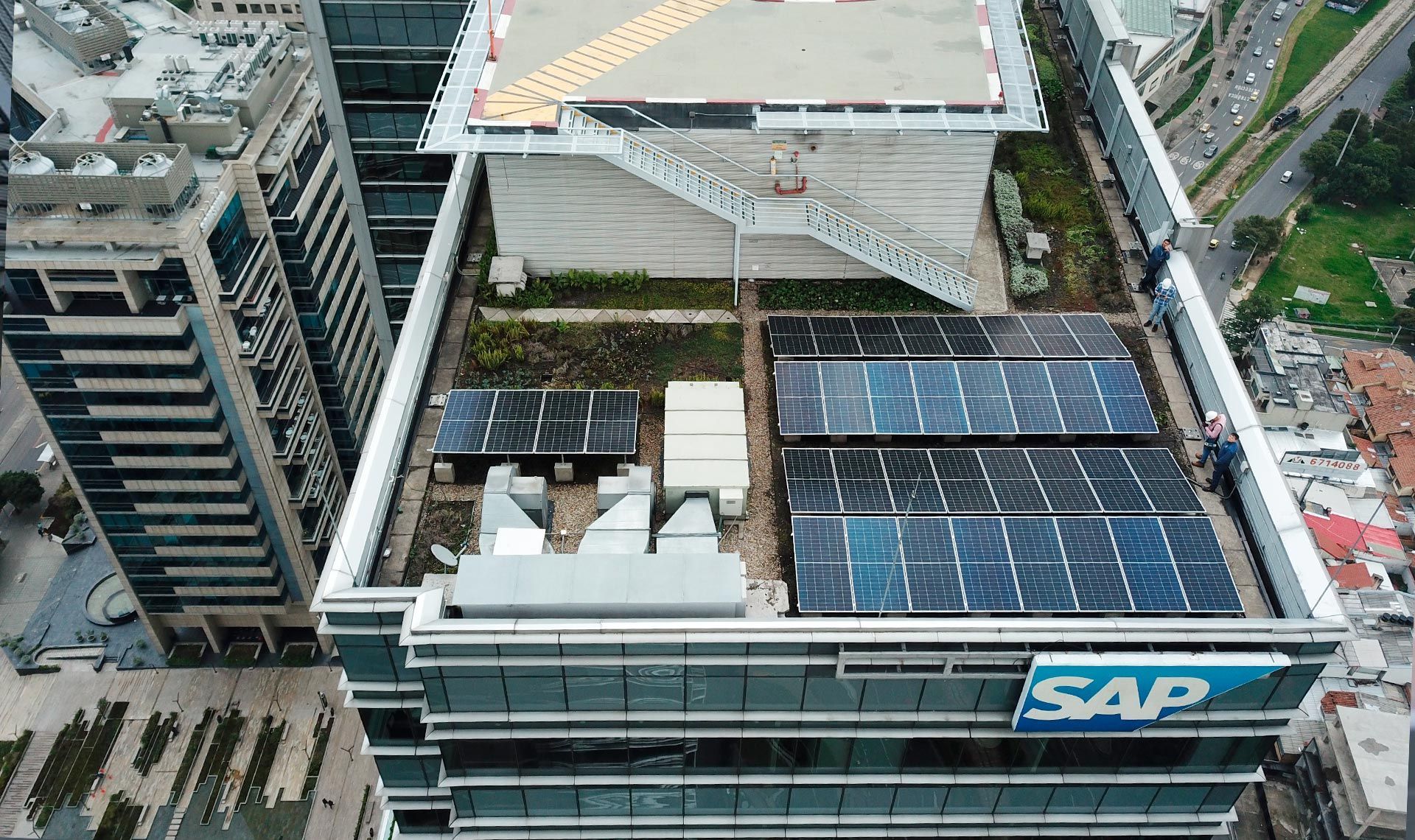 gran Edificio en la ciudad con paneles solares en el techo