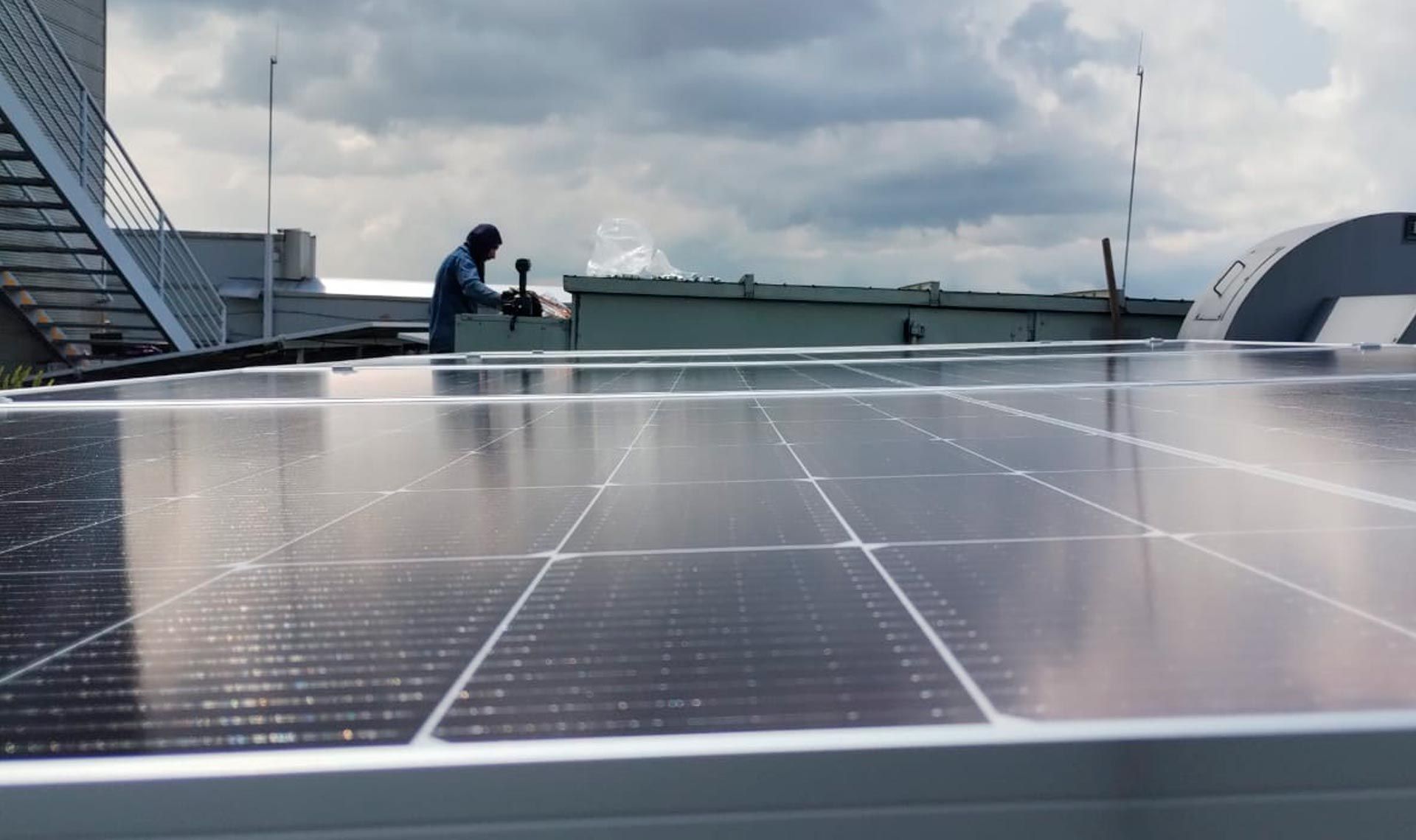 Sistema fotovoltaico empresarial instalado por SOLMIC es para generar energía solar y reducir costos eléctricos.