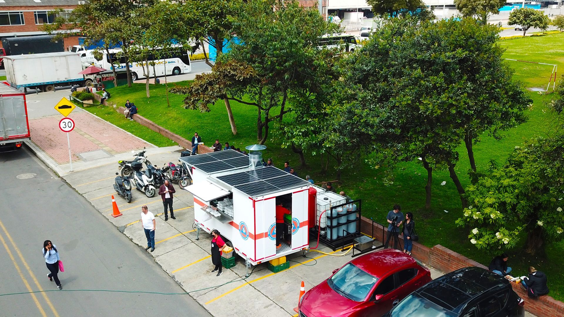 Una vista aérea de un camión de comida estacionado al costado de la carretera.