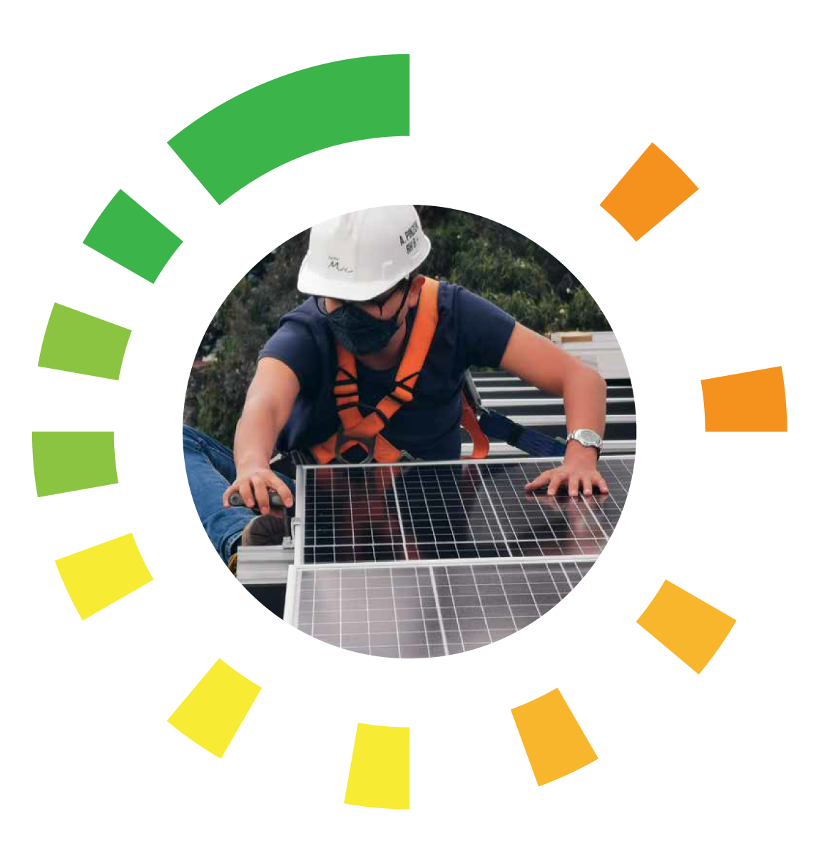 Un hombre que lleva un casco de seguridad está trabajando en un panel solar.