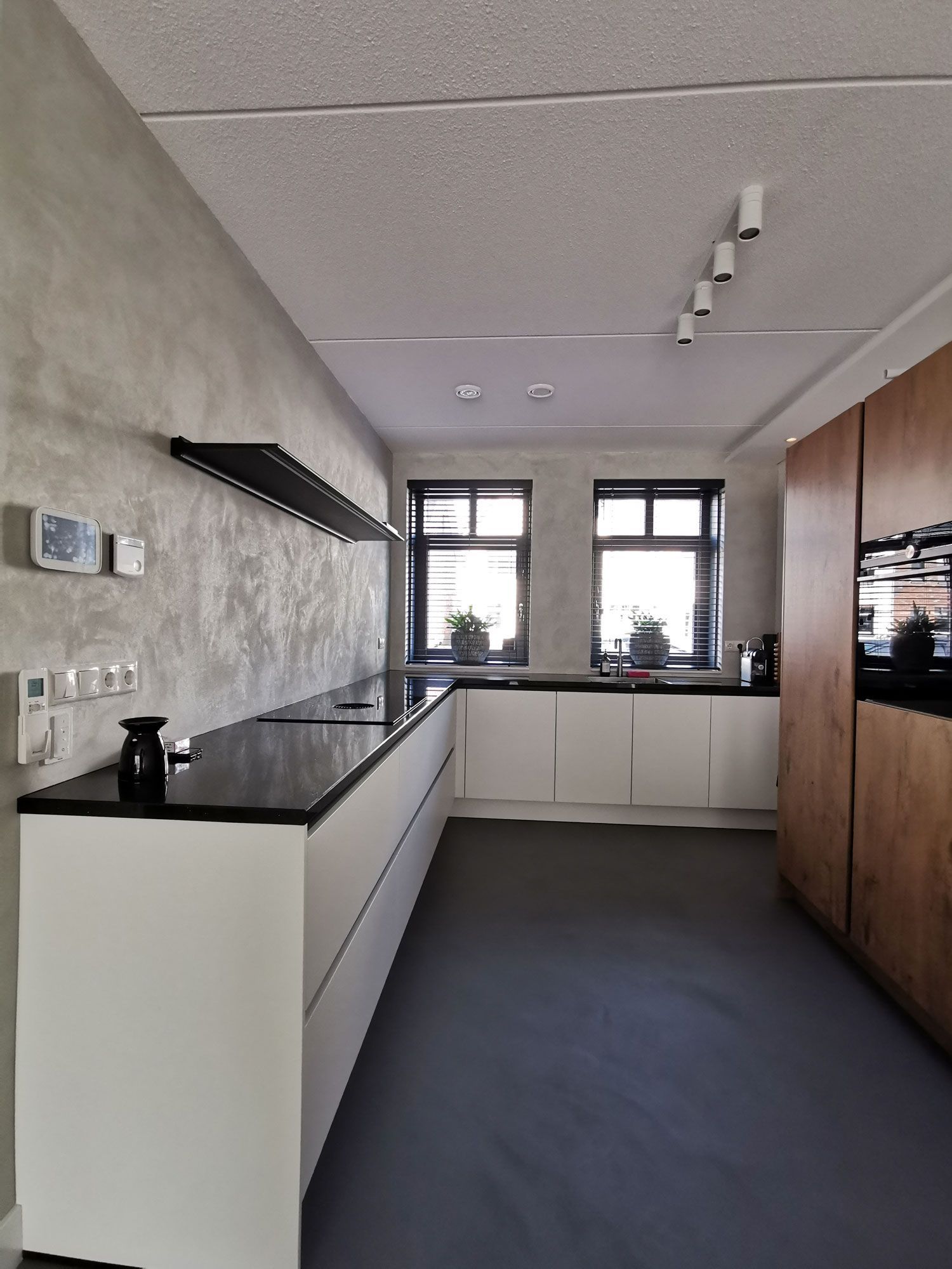 pavimentazione in resina scura realizzata su una cucina