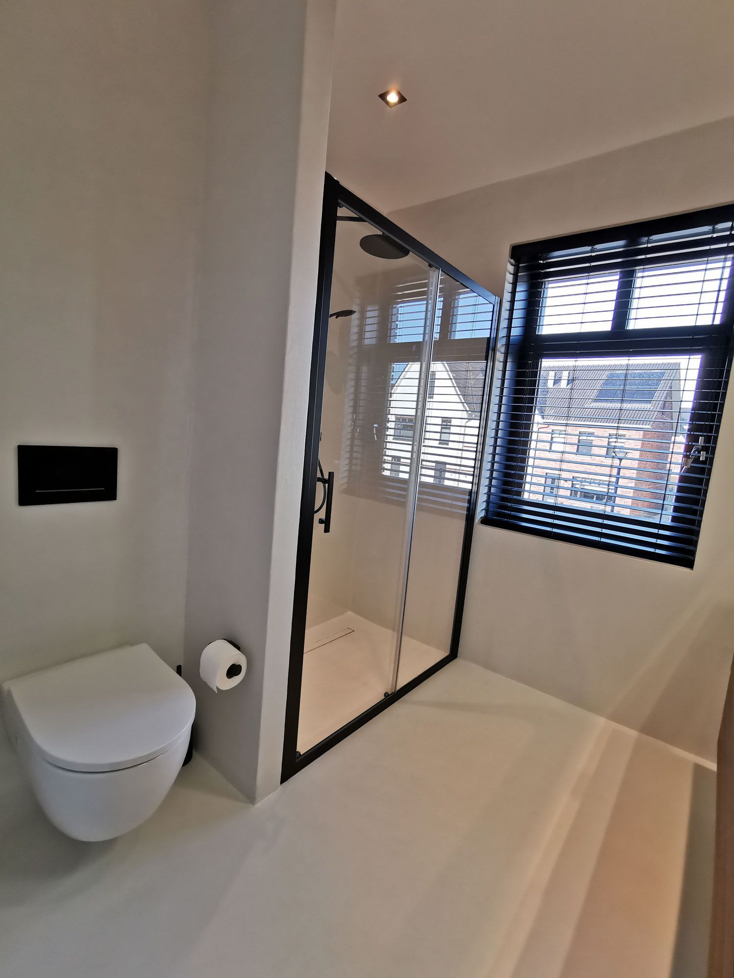 bagno con pavimento in resina