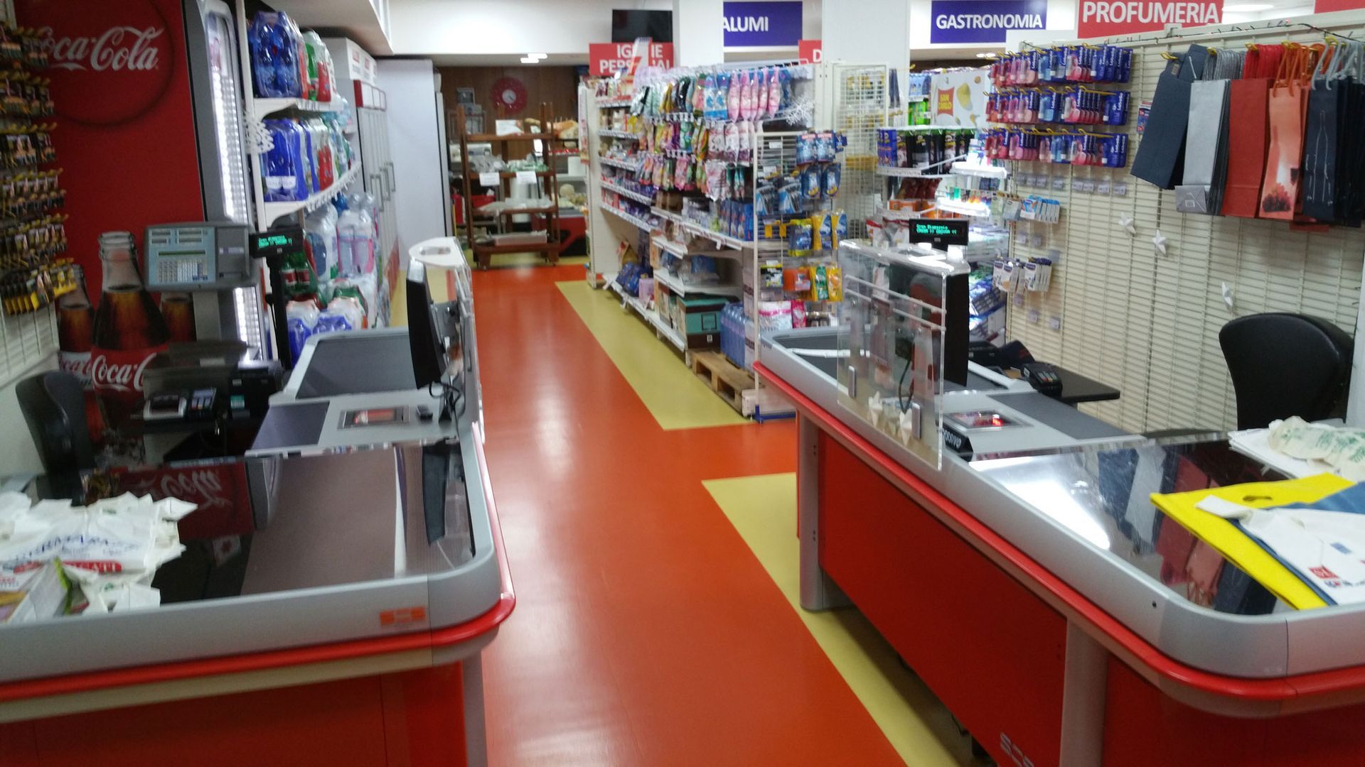 pavimentazione in resina in un supermercato