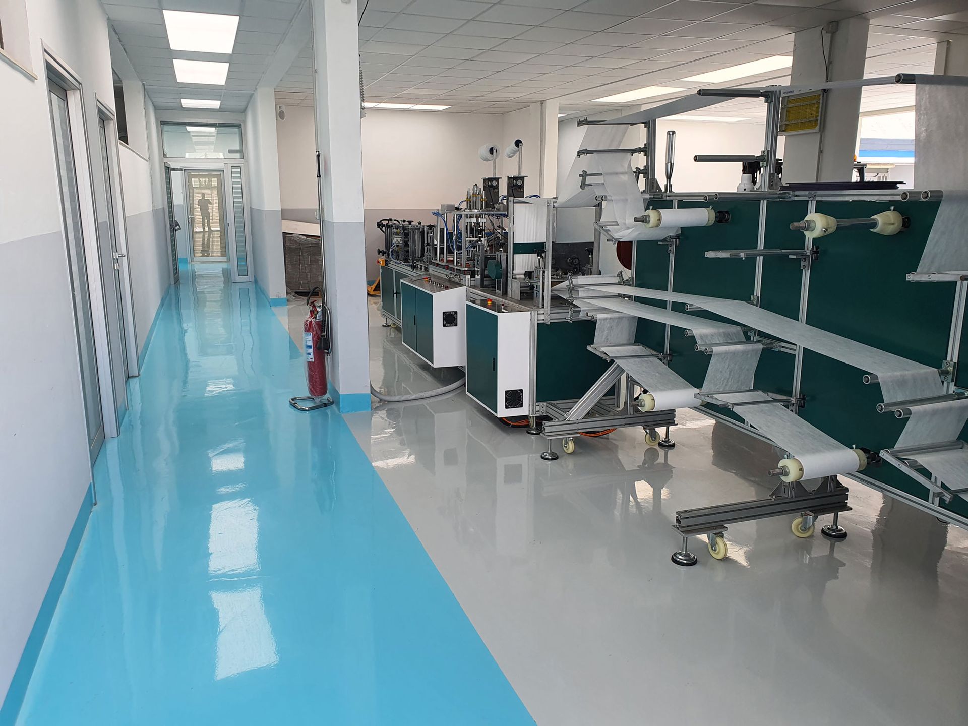 pavimentazione industriale in resina azzurra e grigia