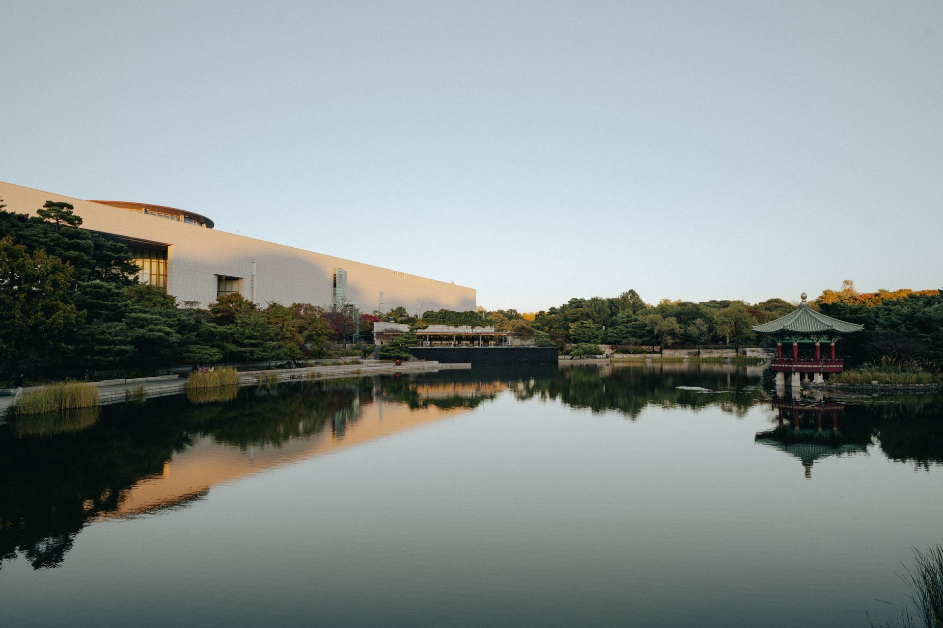 Yongsan-gu, the melting pot of diverse races and cultures in Seoul. It's the go-to place if you want
