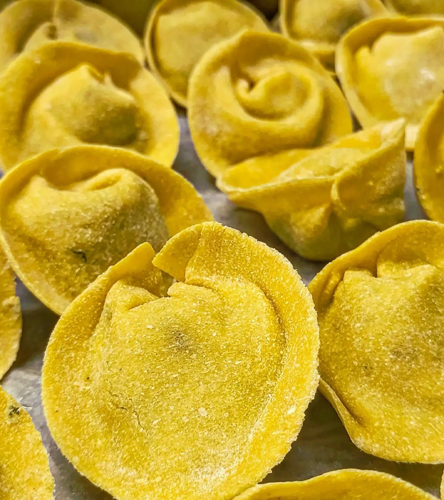 Biscotti al forno con gocce di cioccolato fondente, disposti in file su una superficie rivestita di carta da forno.