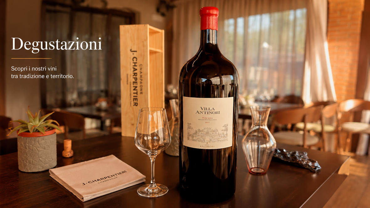 Degustazione di vini a un tavolo rustico, con un cameriere che porta bicchieri e stuzzichini agli ospiti seduti.