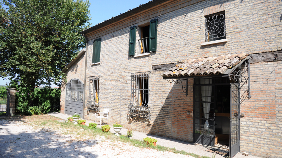 Anziana in sedia a rotelle