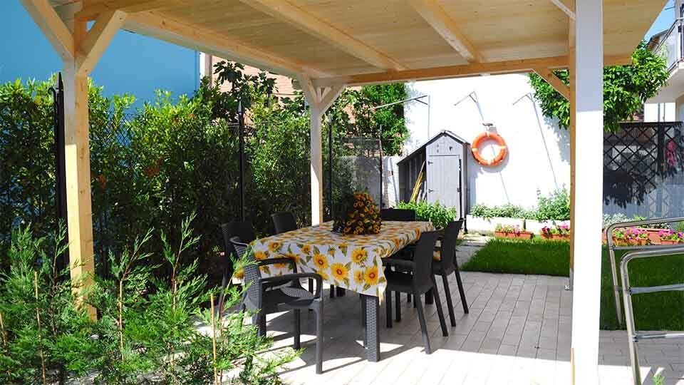 Giardino con tavolo