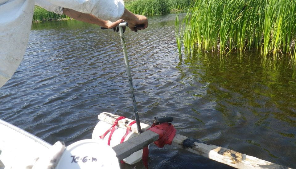 Une personne en chemise blanche analyse de l'eau
