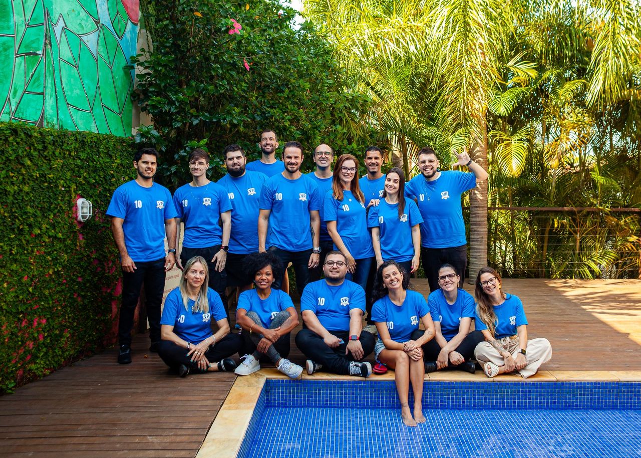 Equipe na piscina da pousada