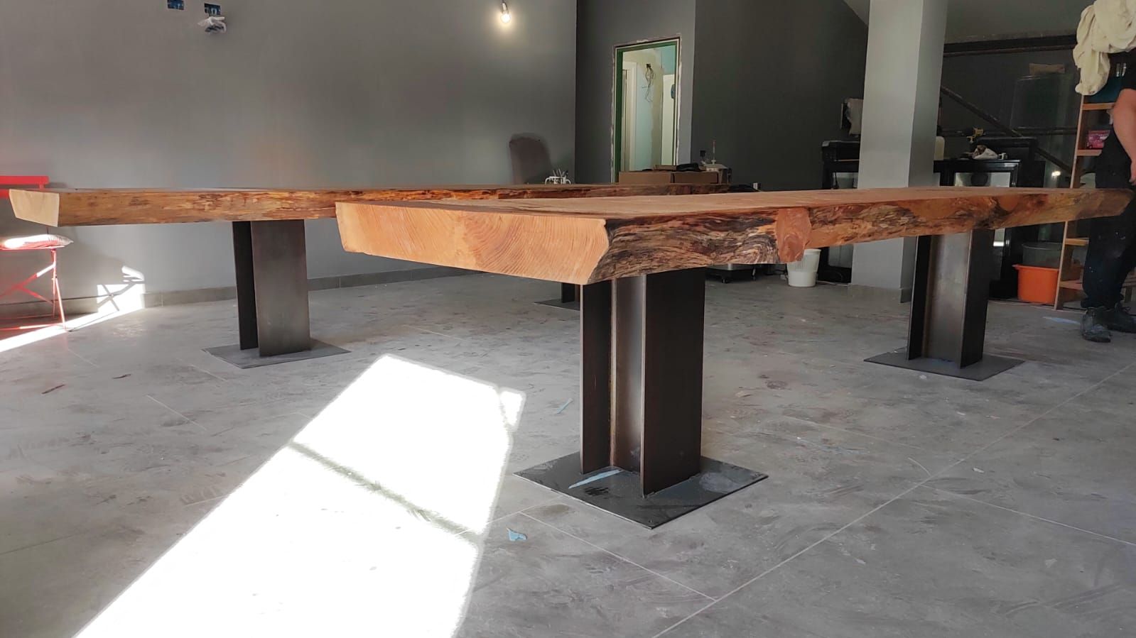 un grande tavolo di legno con gambe di metallo.