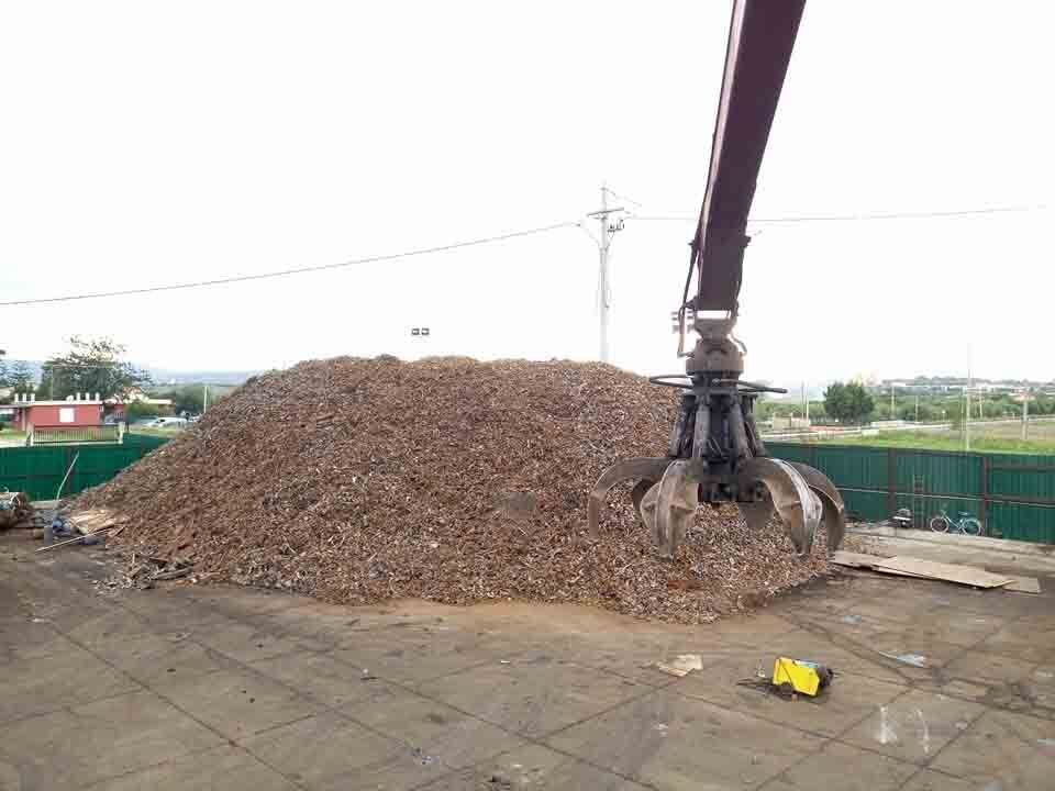 accumulo di rifiuti metallici all'aperto
