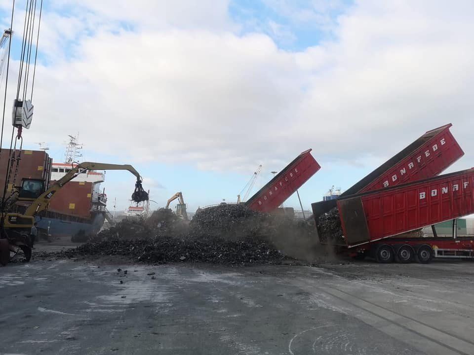 scarico di rifiuti ferrosi da container