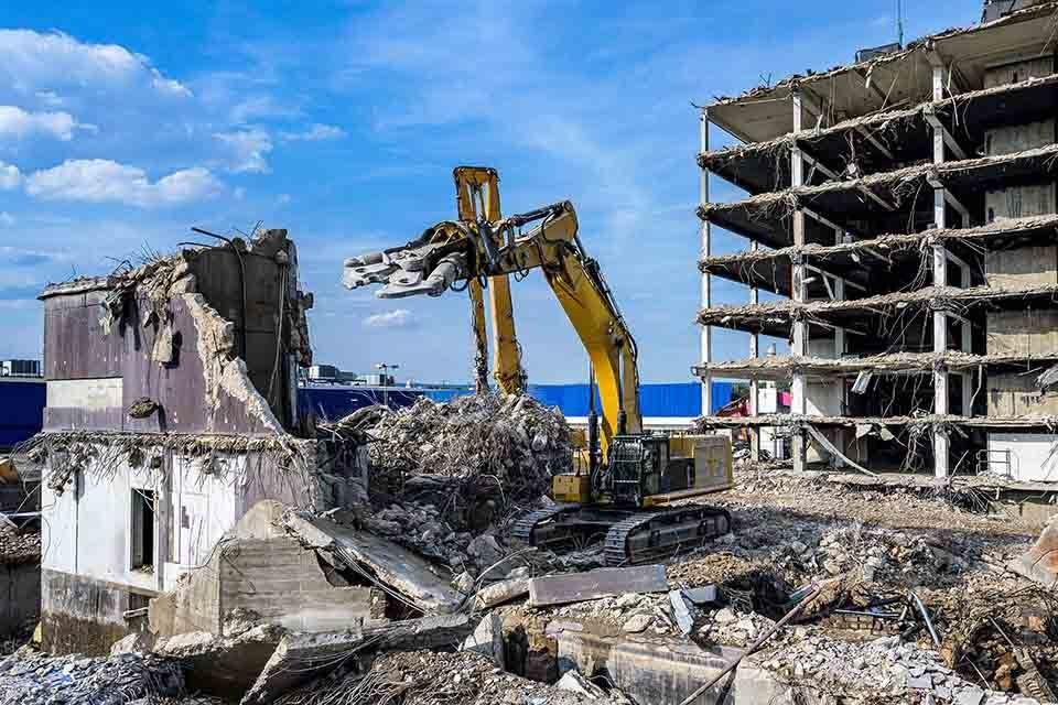 demolizione di stabilimento obsoleto