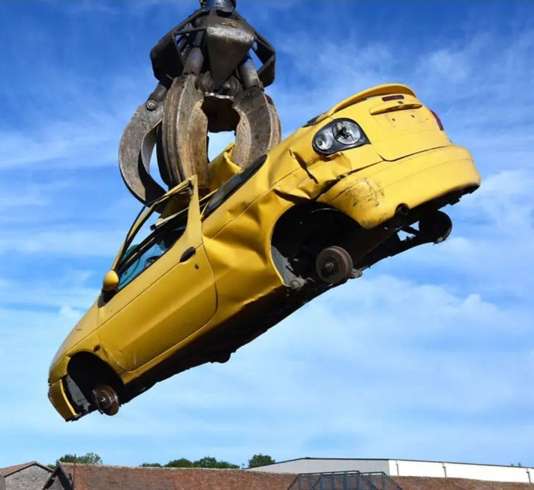 automobile in fase di rottamazione