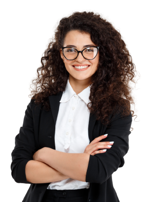 Una mujer de cabello castaño rizado que lleva gafas y un blazer negro sonríe con los brazos cruzados.
