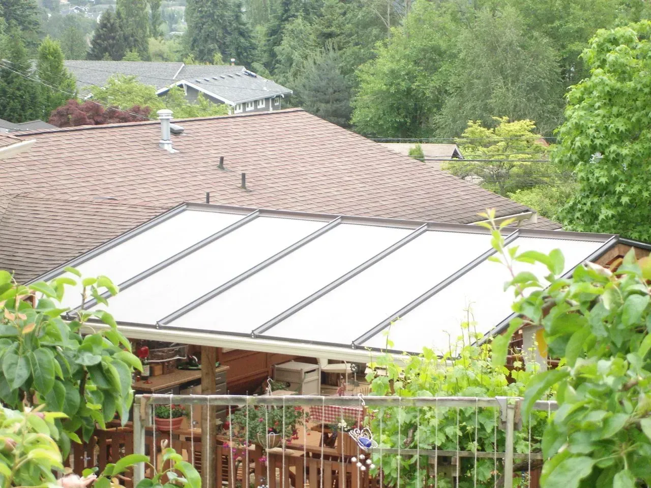 A house with a roof that has solar panels on it