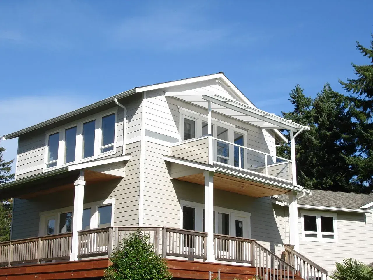 A large house with a balcony on the second floor