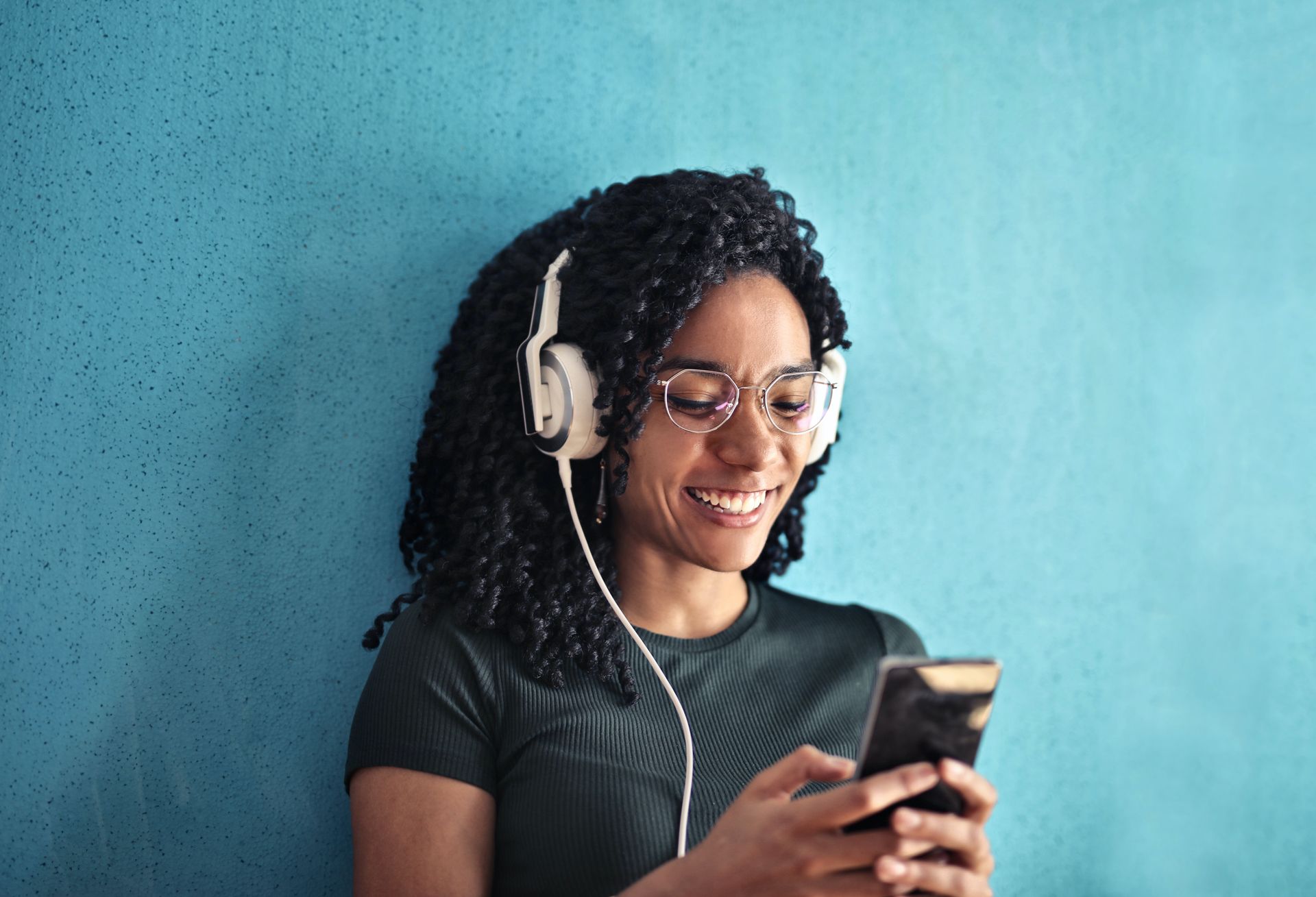 How to Learn a New Language Using Music: Tips and Strategies