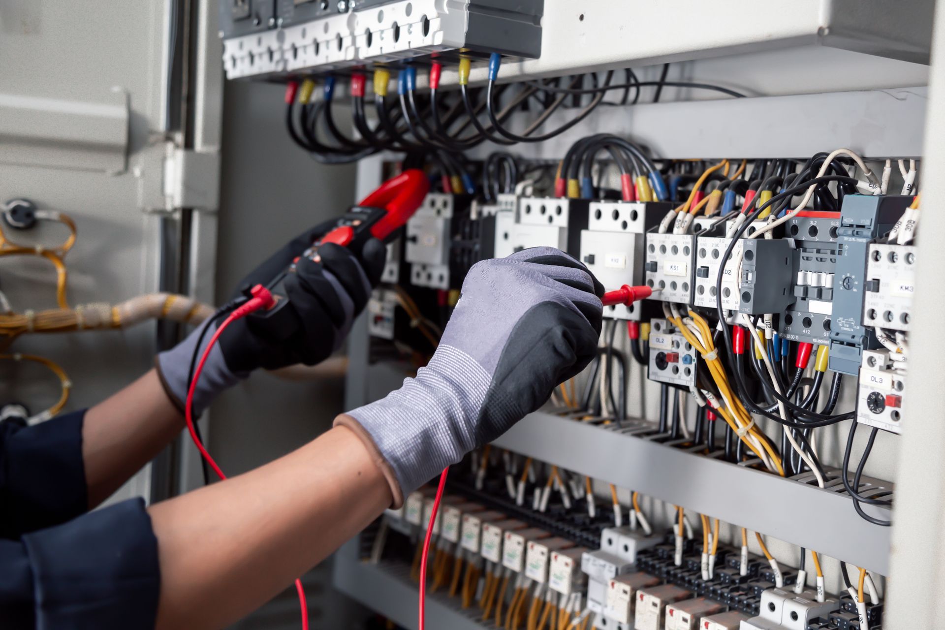 Electrical tests to industrial electrical circuits with a multimeter. Electrical tests to industrial electrical circuits with a multimeter.