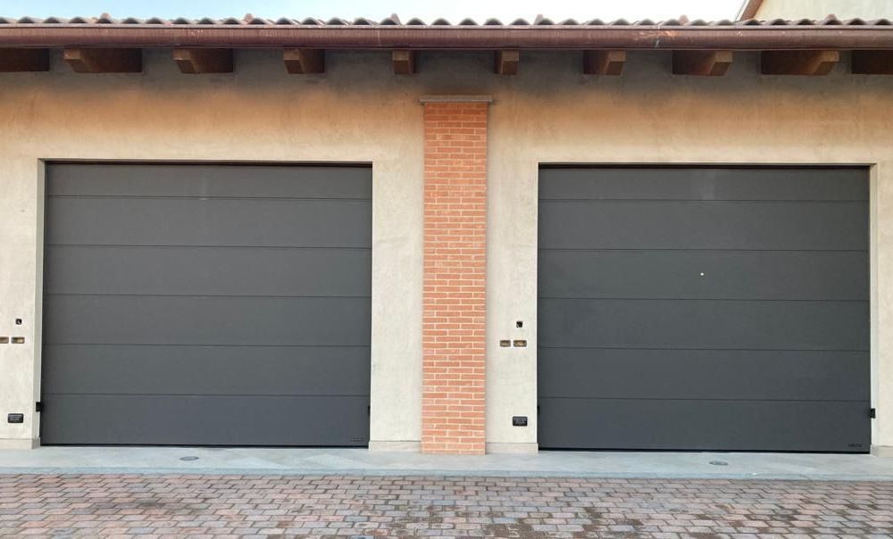 PORTONE INDUSTRIALE CON PANNELLO RIGATO COLORE ROSSO