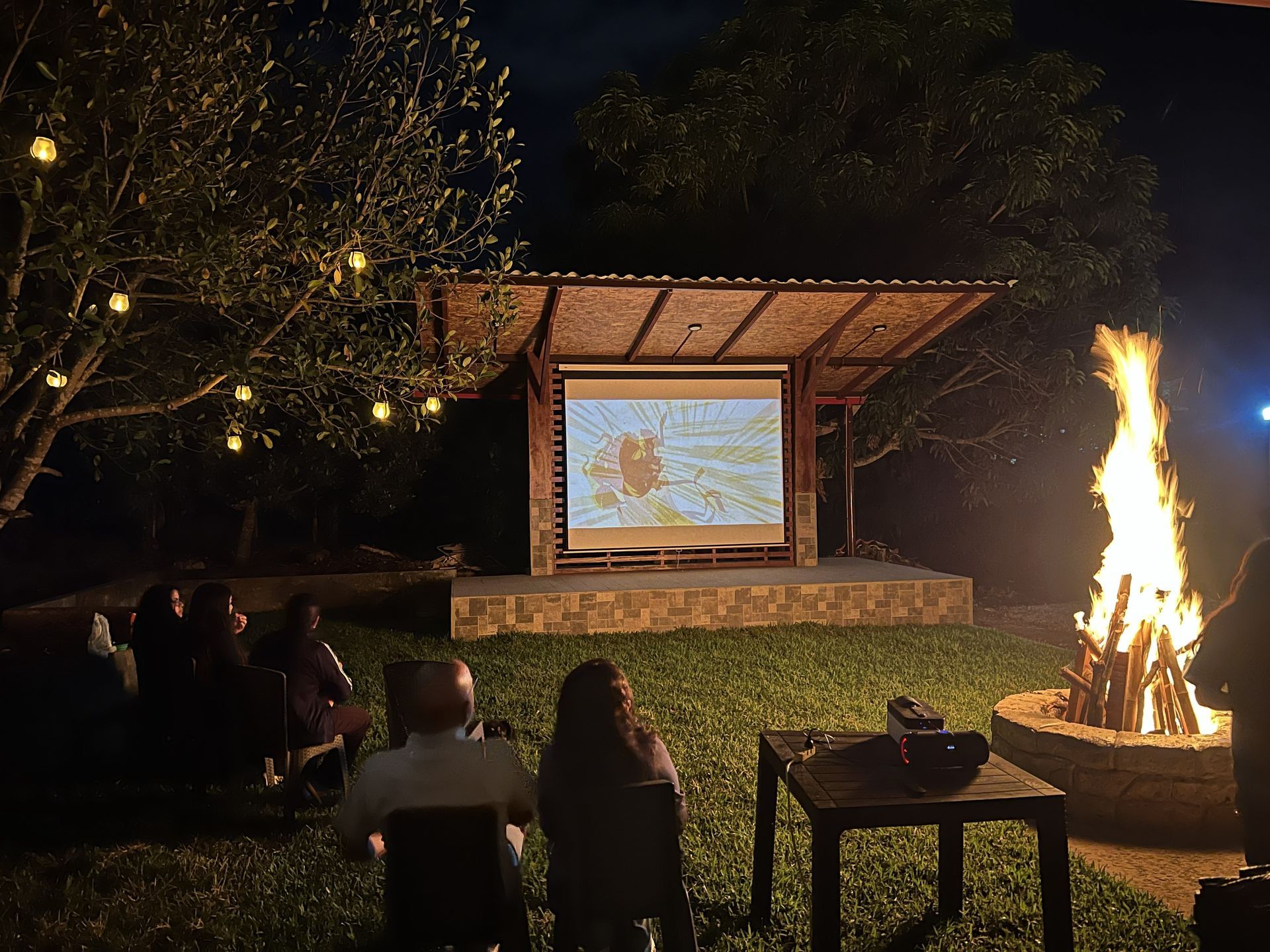 Proyección de cine al aire libre por la noche con público 