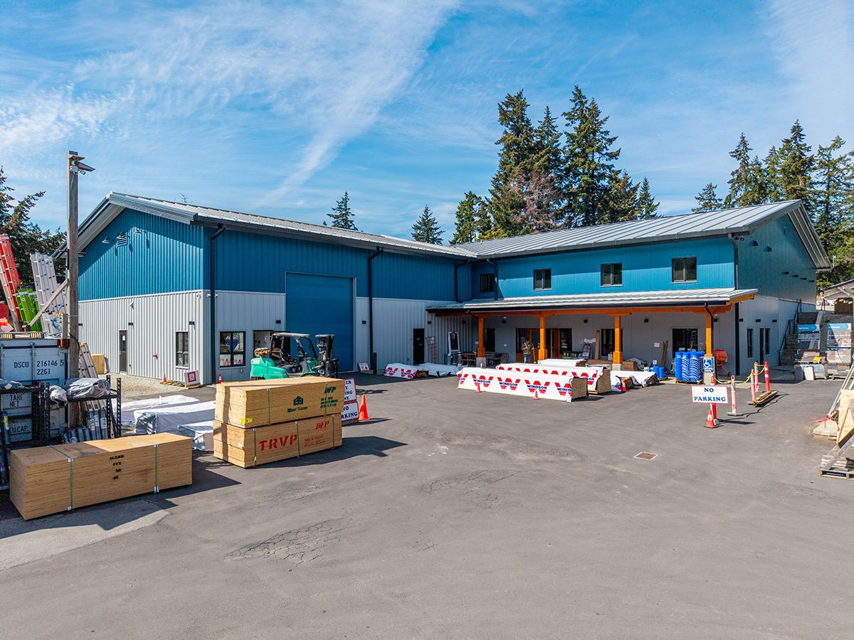 Metal building for Windsor Plywood supplied by Summit Steel Buildings