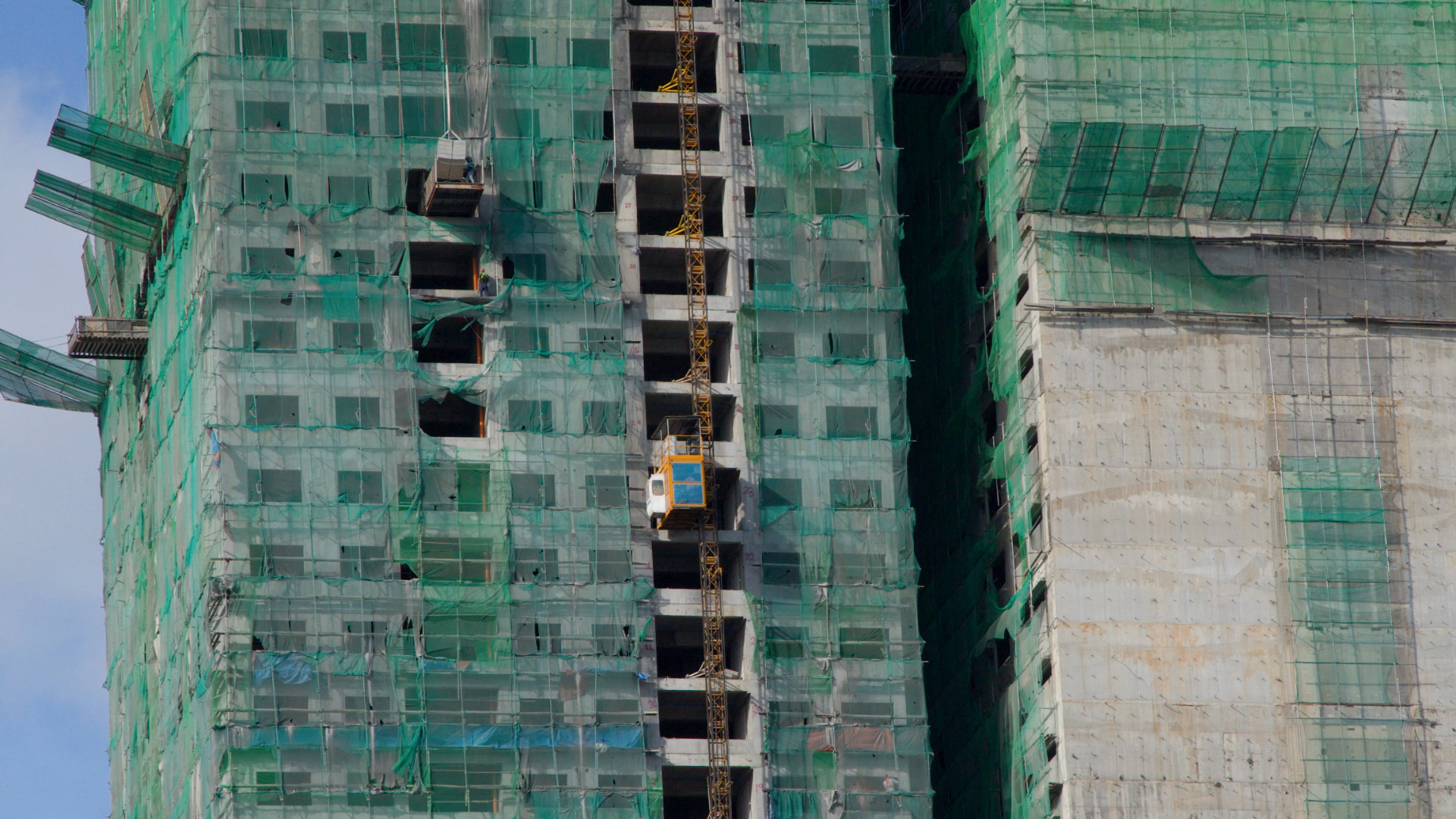 scaffolding hazards reduced with tarp and debris netting