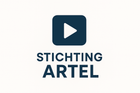 Het logo van Stichting Artel met een donkerblauw speelpictogram en tekst op een witte achtergrond.