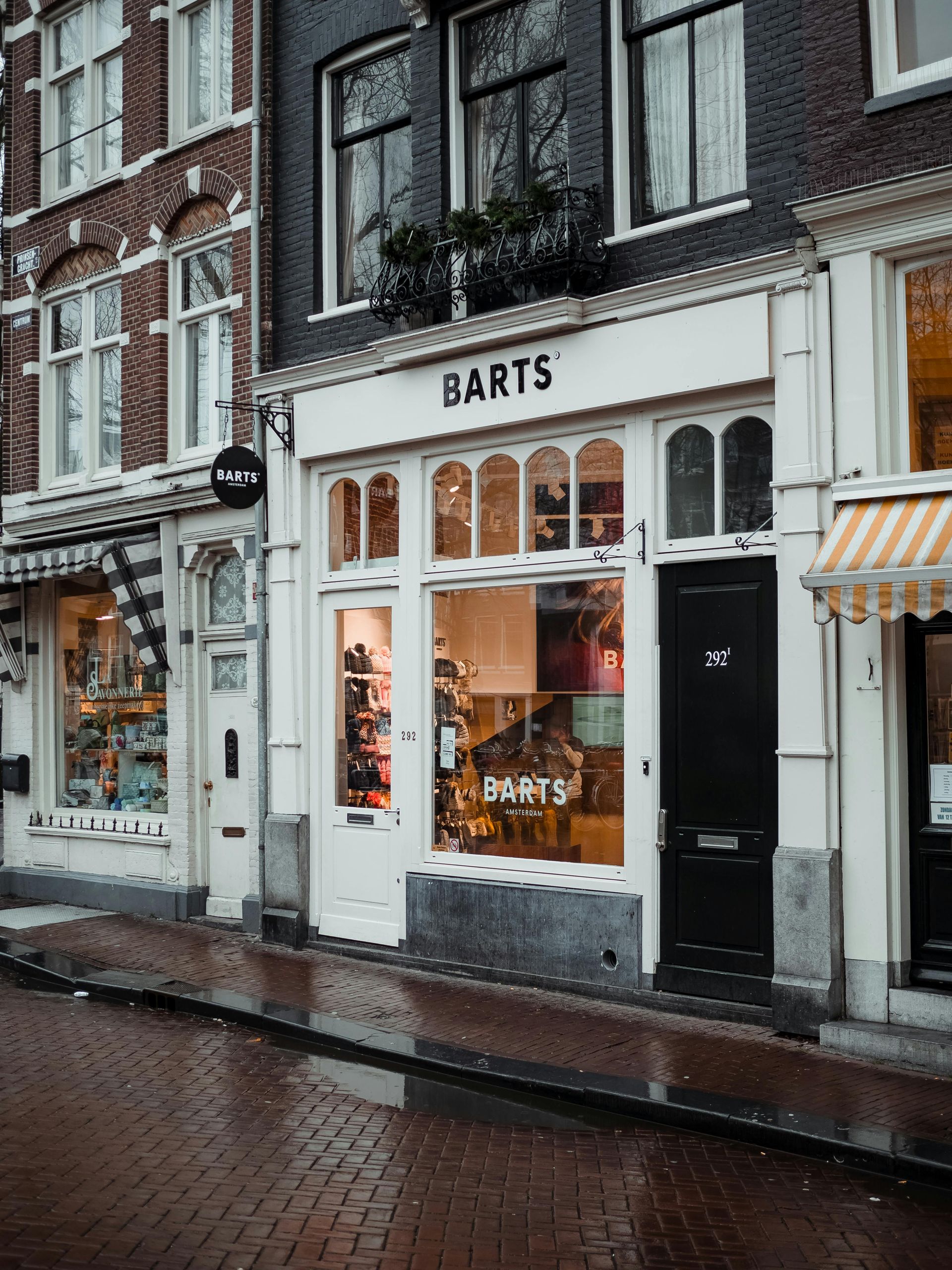 A store front with the name barts on it