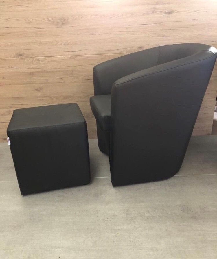 POLTRONA CON POUF