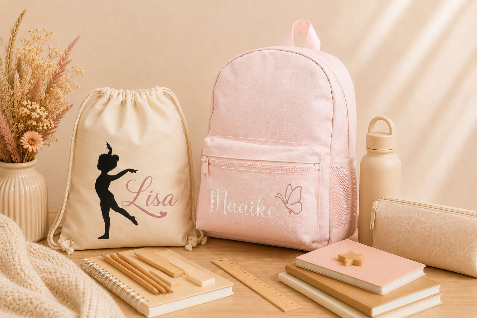 Gepersonaliseerde lichtroze kinderrugtas met de naam Maaike en bijpassende gymtas met ballerina en naam Lisa,