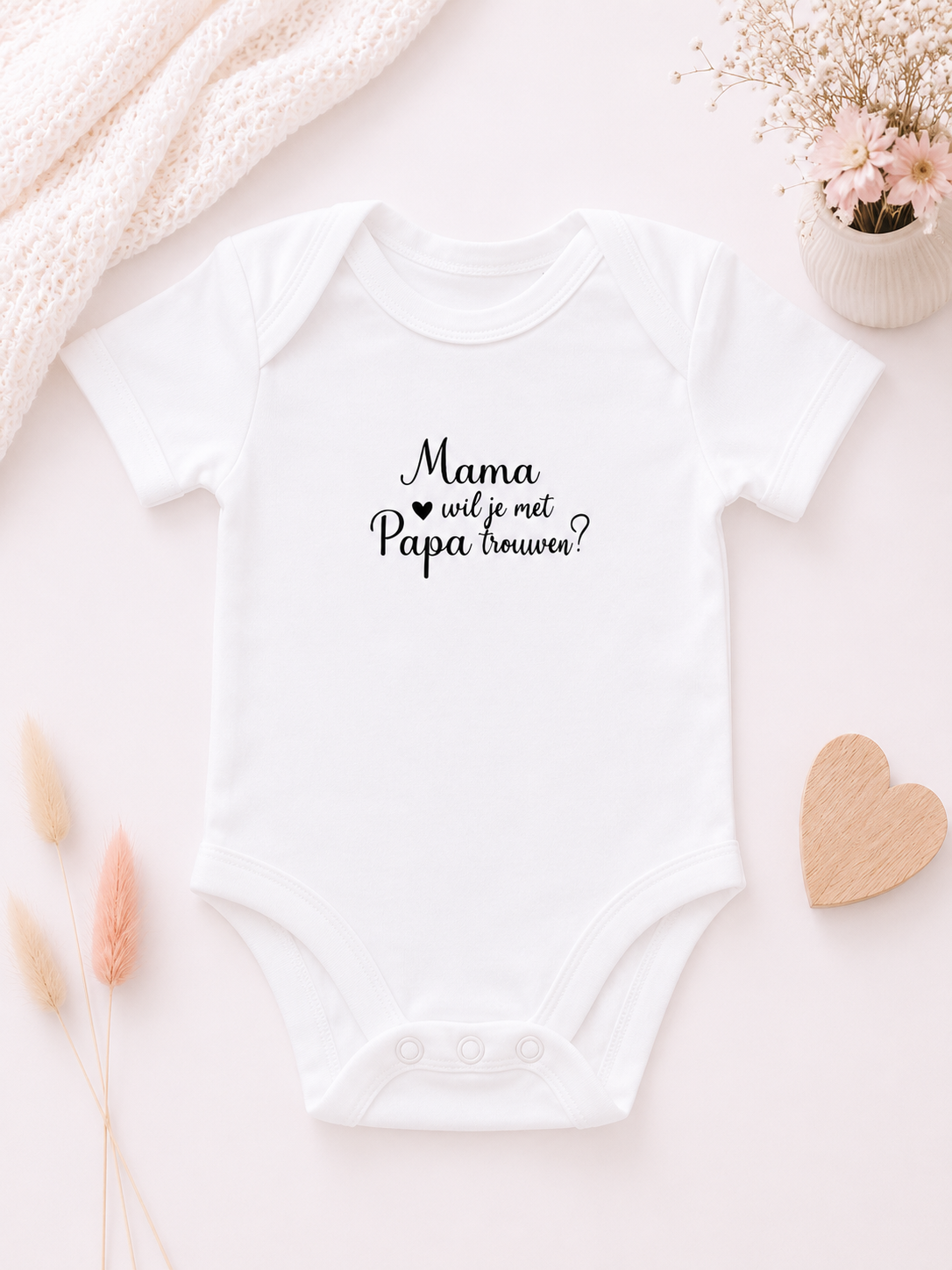 Wit babyrompertje met de tekst 'Mama wil je met papa trouwen?' origineel rompertje voor een huwelijksaanzoek.