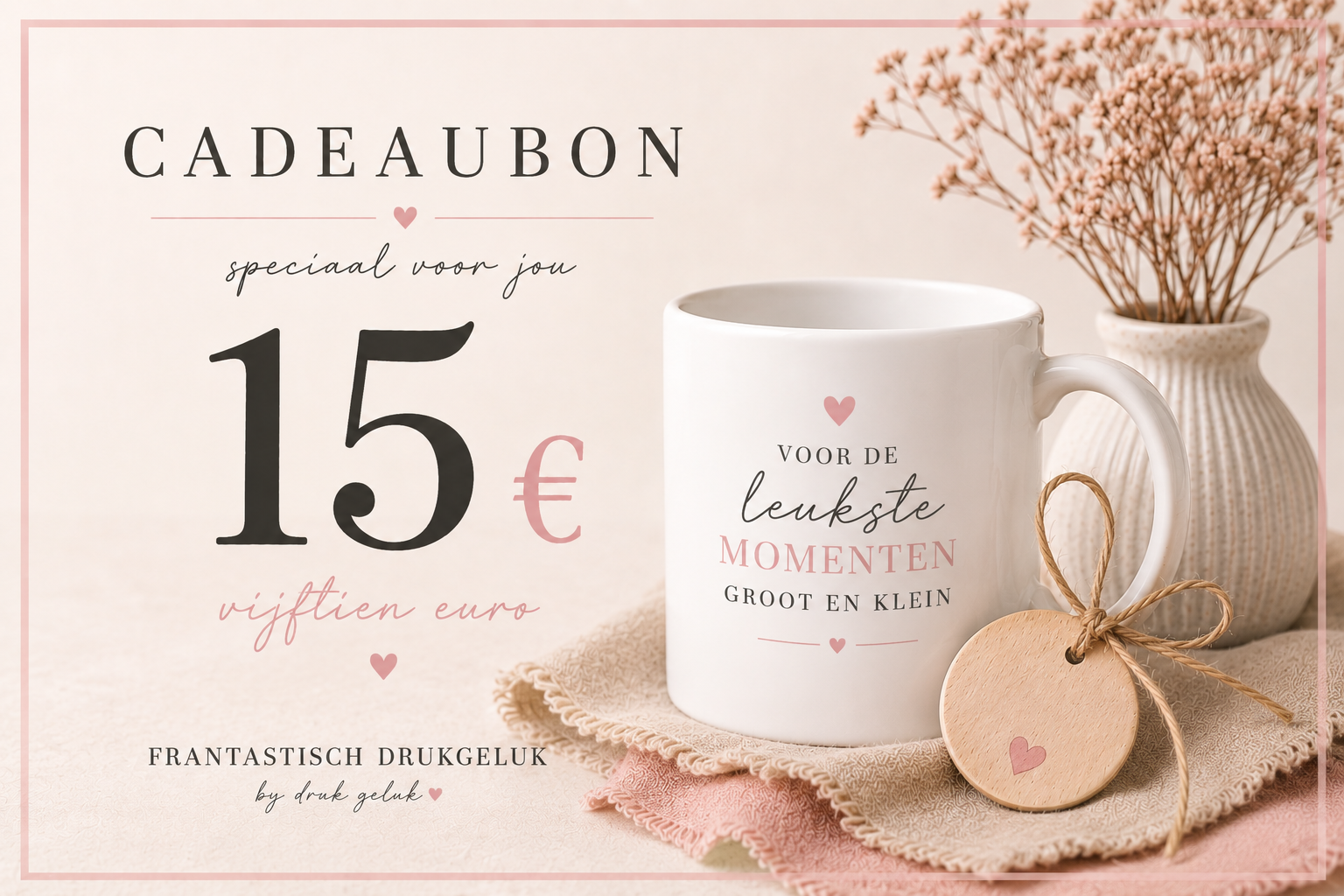 Stijlvolle €15 kadobon van Frantastisch Druk Geluk met witte mok op een rustige beige achtergrond met subtiele roze accenten.