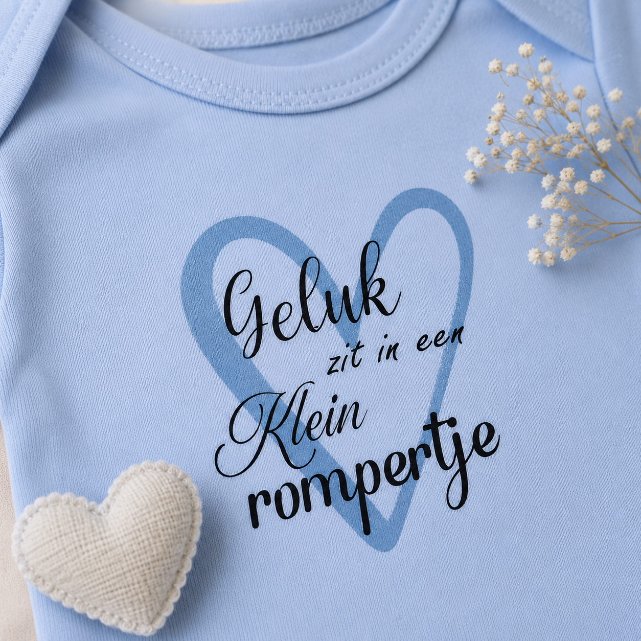 Geluk zit in een klein rompertje, leuk om zelf te kopen of cadeau te geven bij de geboorte of gender reveal