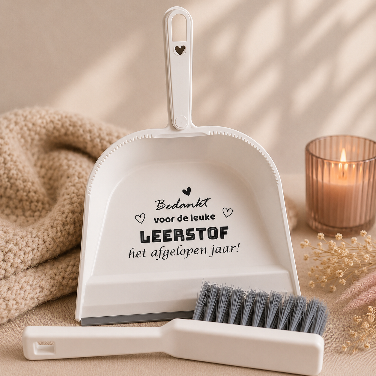 Witte stoffer en blik voor afscheid schooljaar