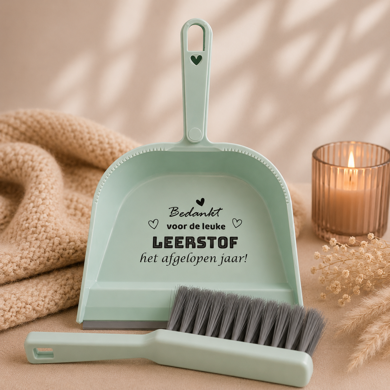 Witte stoffer en blik voor afscheid schooljaar