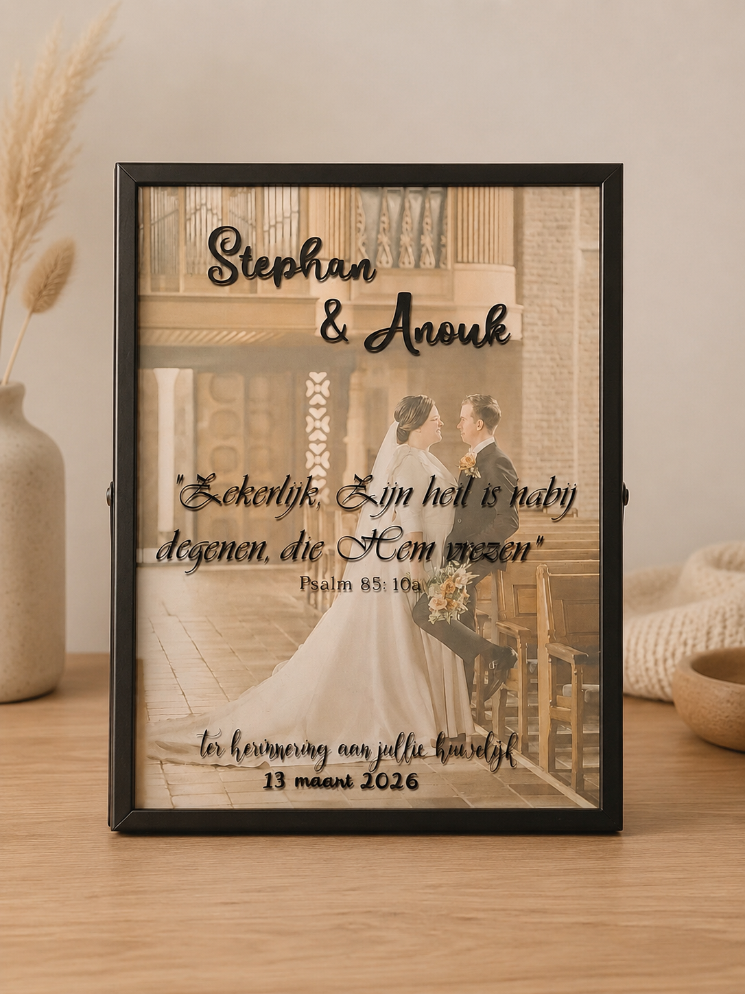 Persoonlijk herinneringslijstje met trouwfoto, namen, trouwdatum en Bijbeltekst als blijvende herinnering aan een huwelijk.
