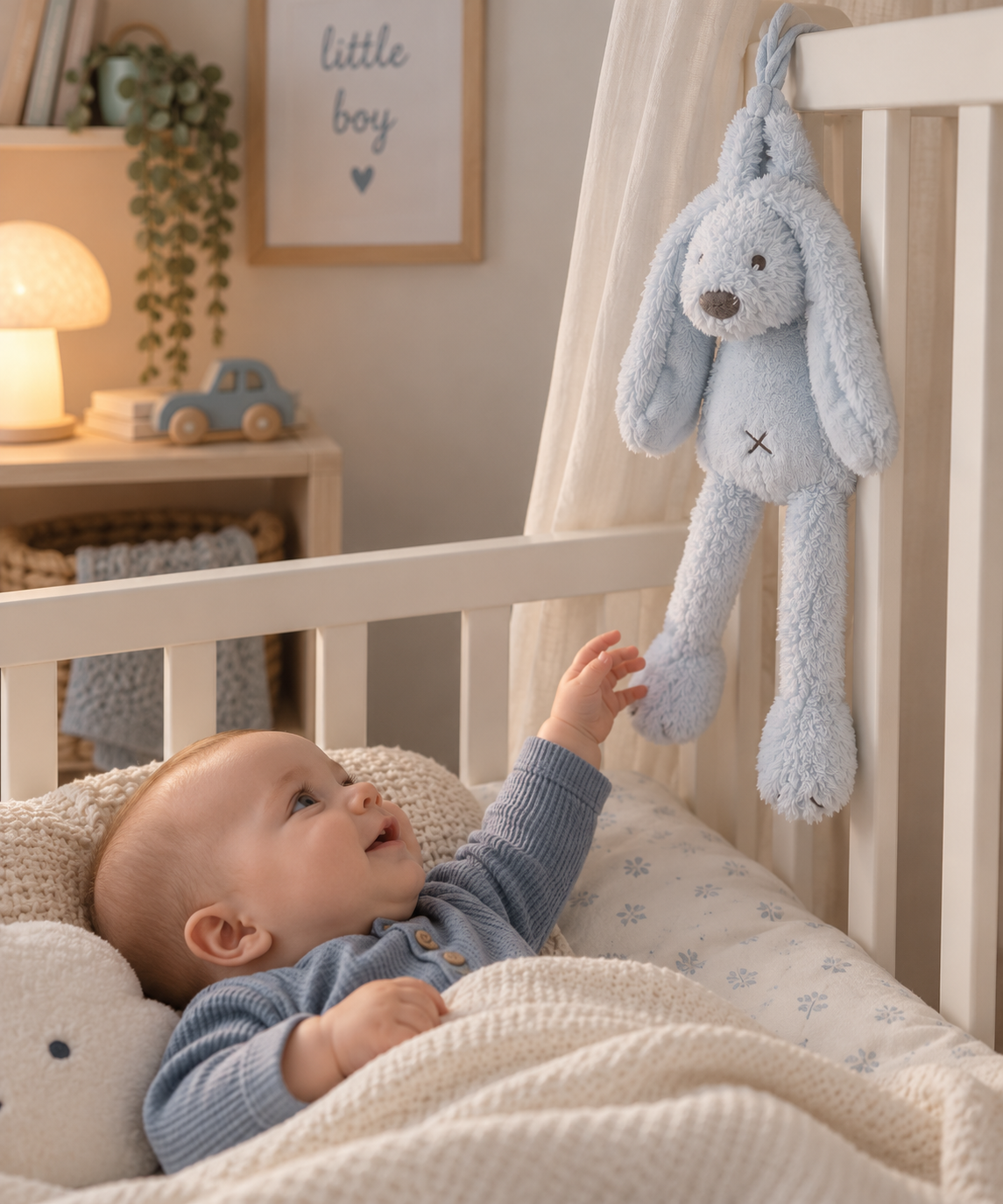 Happy Horse Blue Rabbit Richie Musical muziekknuffel aan het ledikant
