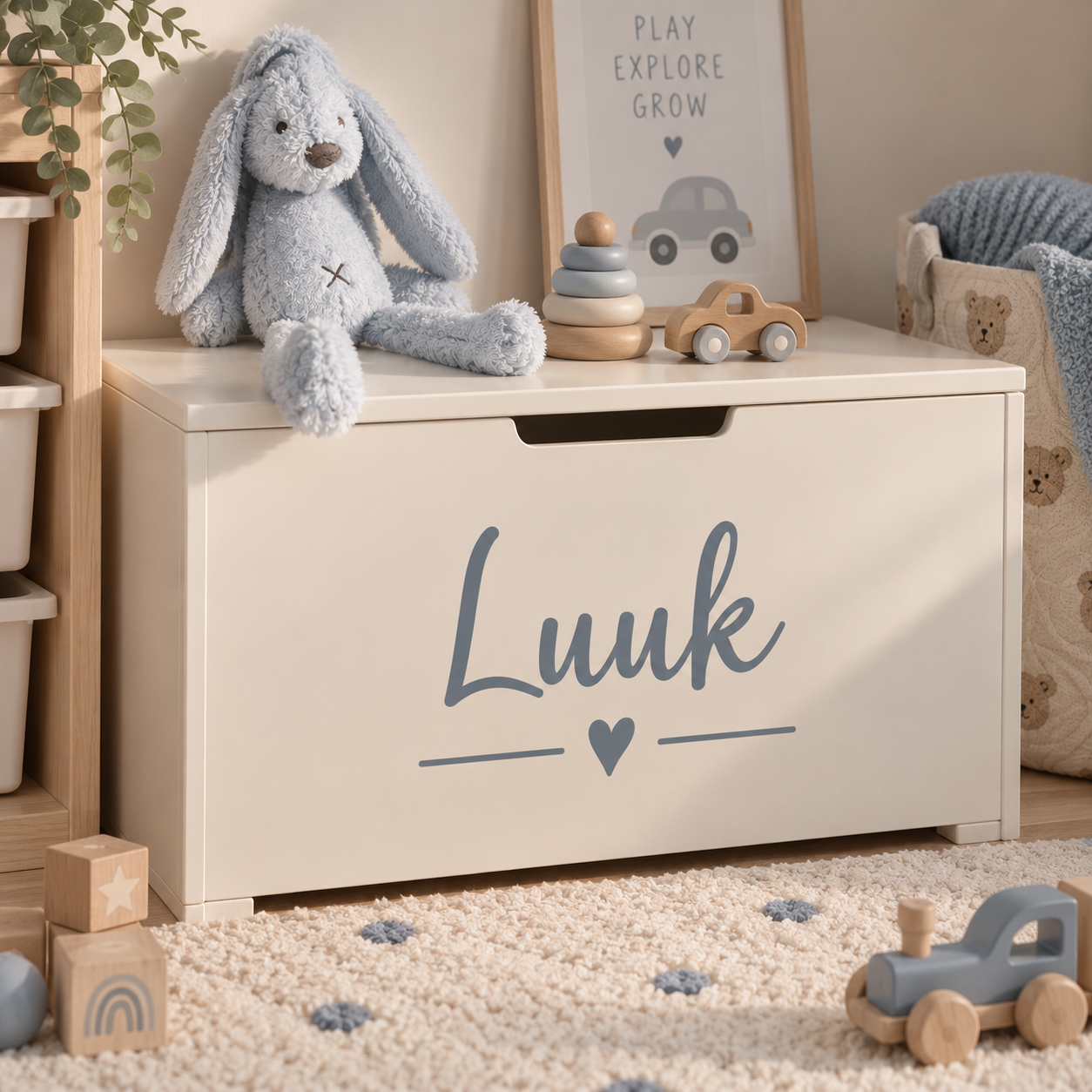 Gepersonaliseerde knuffel met naam en tekststicker op speelgoedkist
