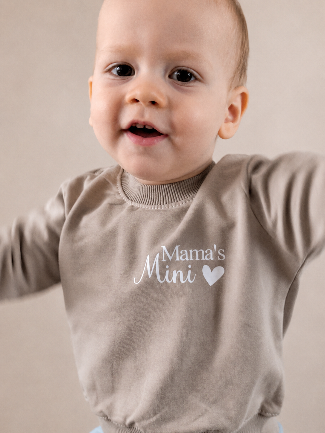 kindersweater met leuke tekst, mama's mini, in verschillende kleuren verkrijgbaar